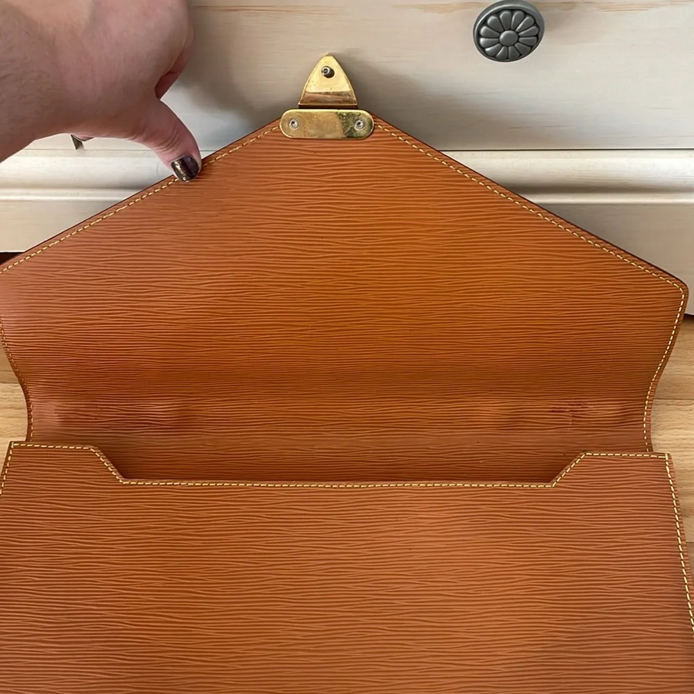 🚨LOUIS VUITTON🚨Tan Epi leather briefcase/portfolio (marks + peeling) - Picture 10 of 17